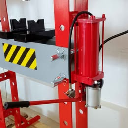 Pressa idraulica da 50 tonnellate.