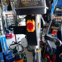 Trapano a colonna con trasmissione a cinghia