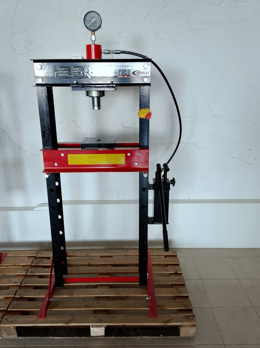 Pressa idraulica da 30 tonnellate, pistone mobile e pompa a 2 velocità.