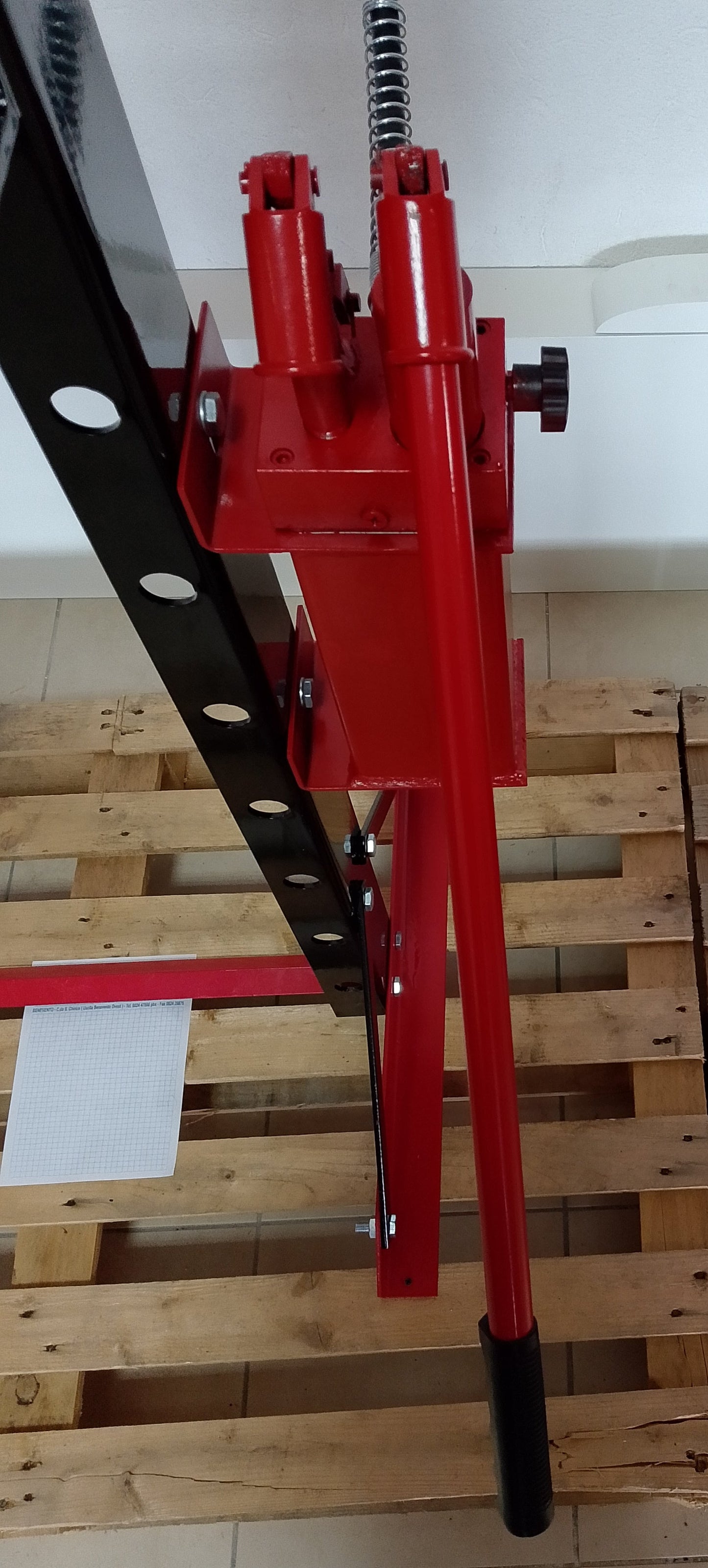 Pressa idraulica da 20 tonnellate, pistone mobile e pompa a 2 velocità.