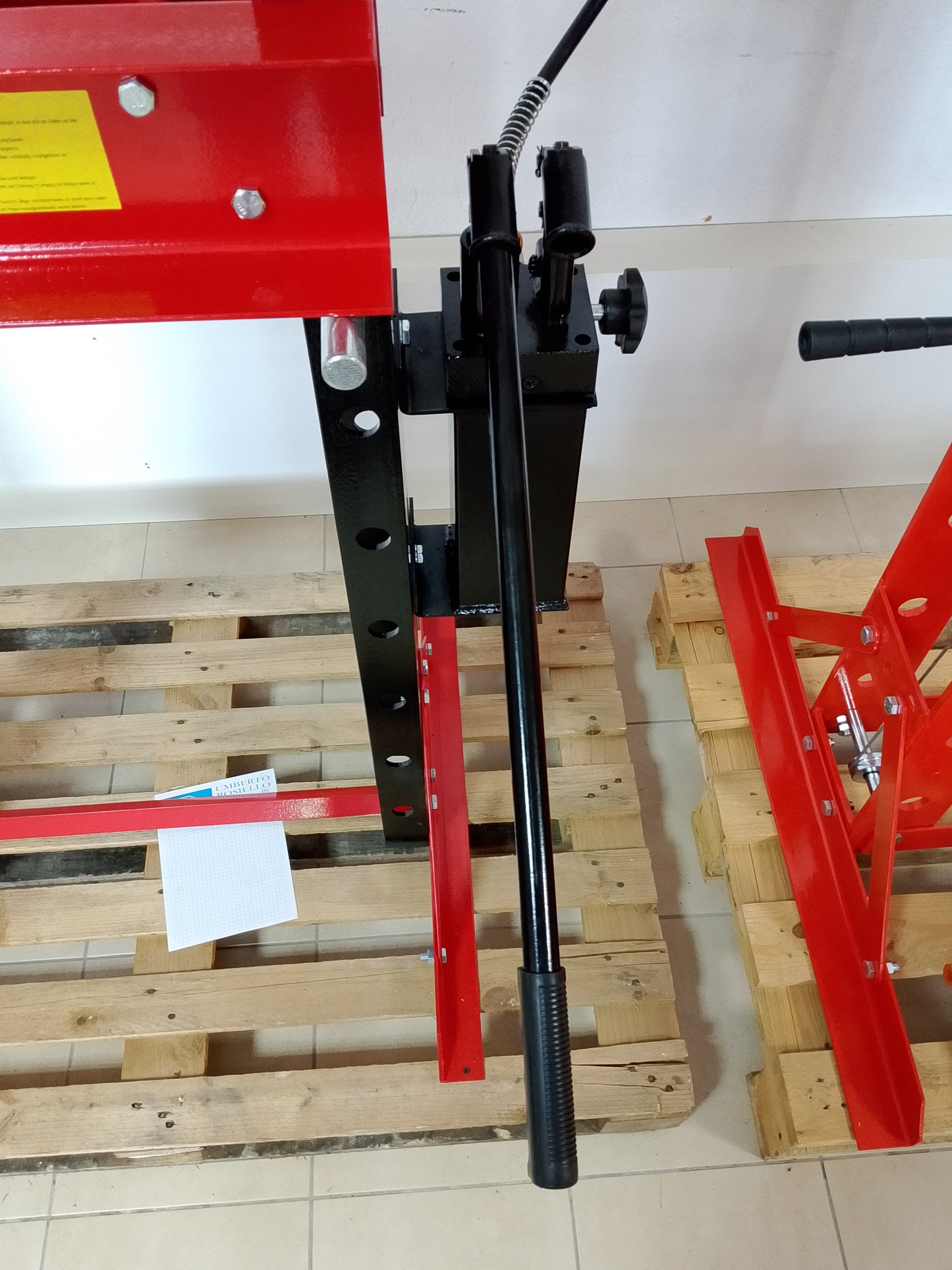 Pressa idraulica da 30 tonnellate, pistone mobile e pompa a 2 velocità.