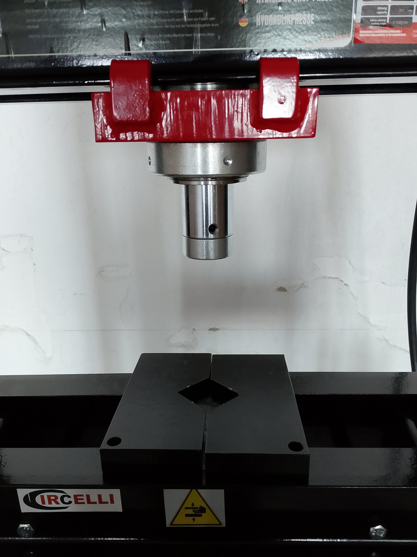 Pressa idraulica da 20 tonnellate, pistone mobile e pompa a 2 velocità.