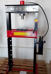 Pressa idraulica da 30 tonnellate, pistone mobile e pompa a 2 velocità.