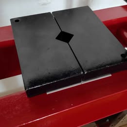 Pressa idraulica da 30 tonnellate, pistone mobile e pompa a 2 velocità.