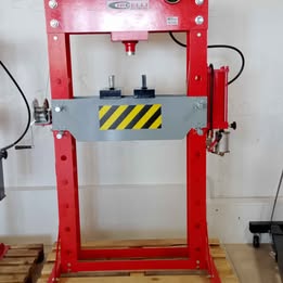 Pressa idraulica da 50 tonnellate.