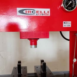 Pressa idraulica da 50 tonnellate.