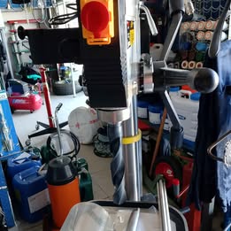 Trapano a colonna con trasmissione a cinghia