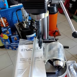 Trapano da banco a colonna con trasmissione a cinghia