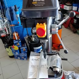 Trapano da banco a colonna con trasmissione a cinghia