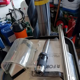 Trapano a colonna con trasmissione a cinghia