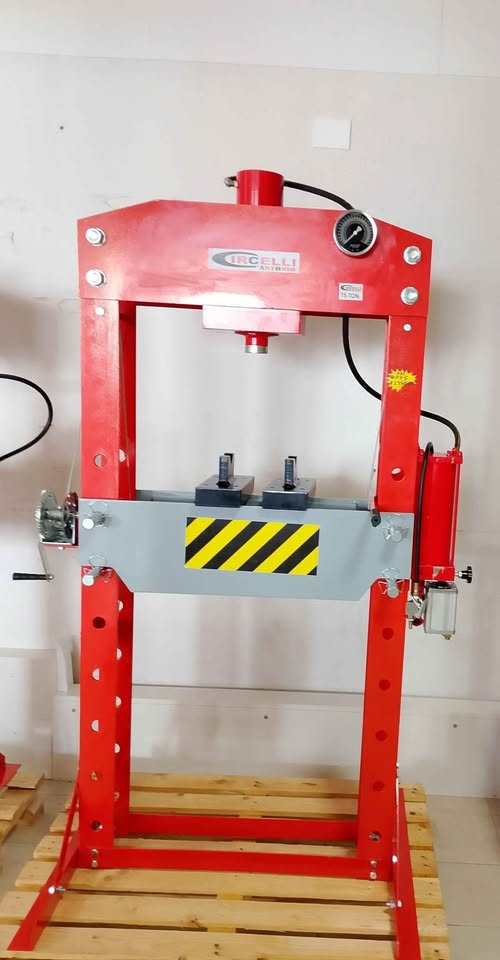 Pressa idraulica da 75 tonnellate