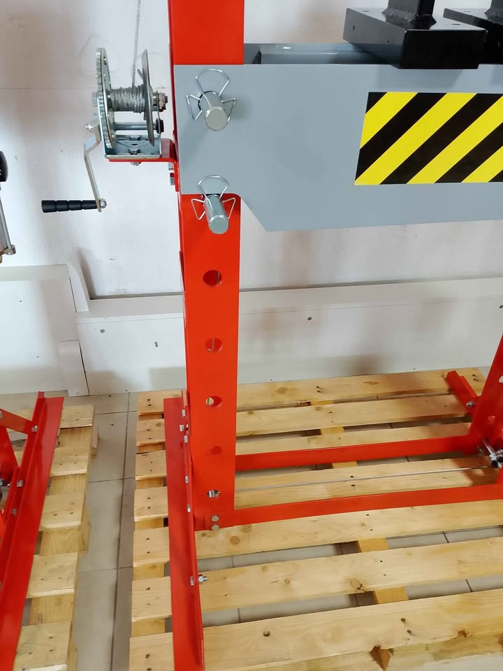 Pressa idraulica da 75 tonnellate