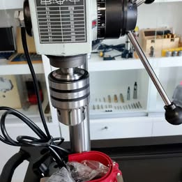 Trapano da banco a colonna con trasmissione a cinghia 16mm