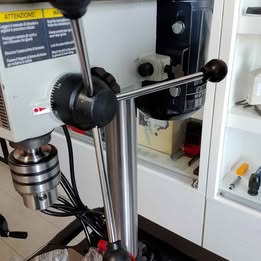 Trapano da banco a colonna con trasmissione a cinghia 16mm