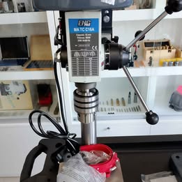 Trapano da banco a colonna con trasmissione a cinghia 16mm