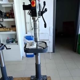 Trapano a colonna con trasmissione a cinghia 32mm