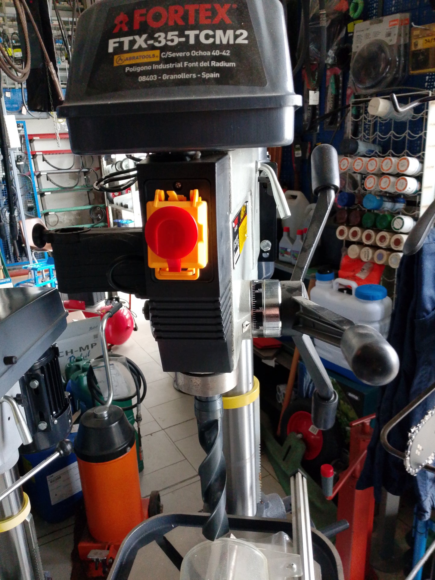 Trapano a colonna con trasmissione a cinghia