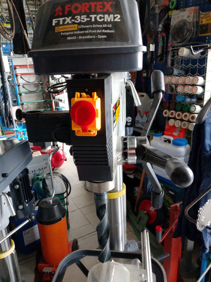 Trapano a colonna con trasmissione a cinghia