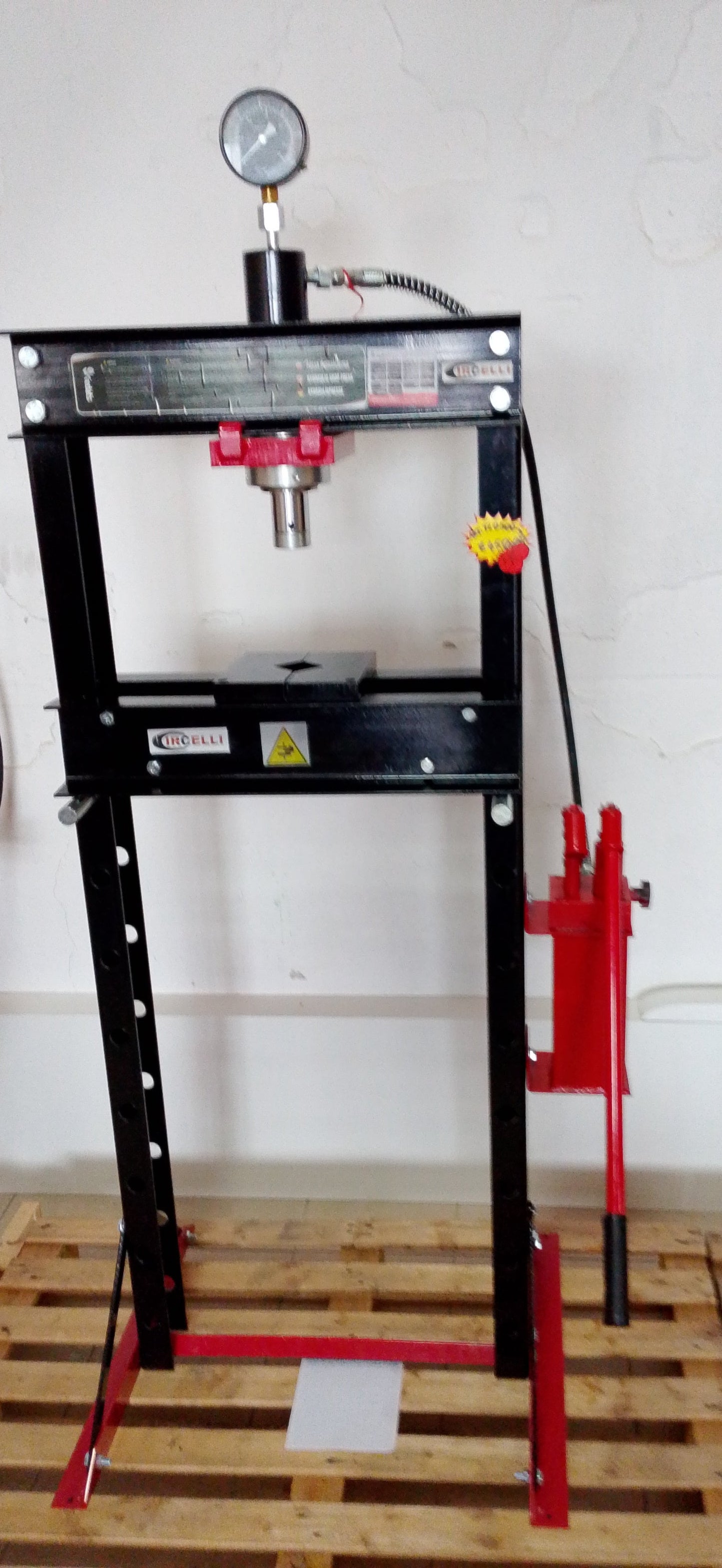 Pressa idraulica da 20 tonnellate, pistone mobile e pompa a 2 velocità.