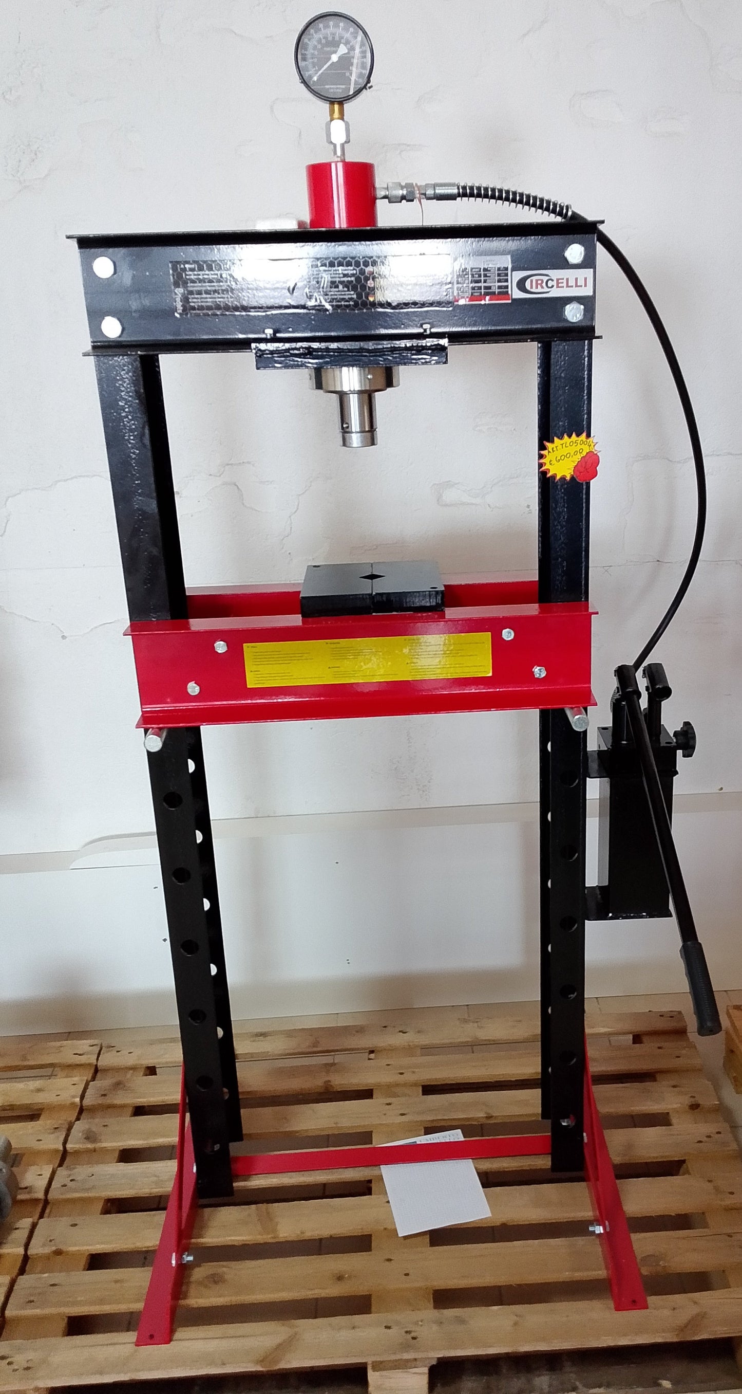 Pressa idraulica da 30 tonnellate, pistone mobile e pompa a 2 velocità.