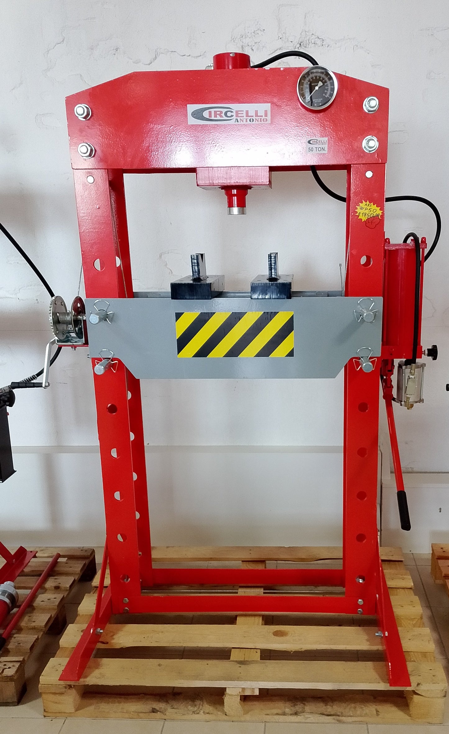 Pressa idraulica da 50 tonnellate.
