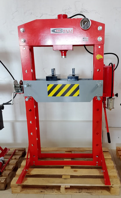 Pressa idraulica da 50 tonnellate.
