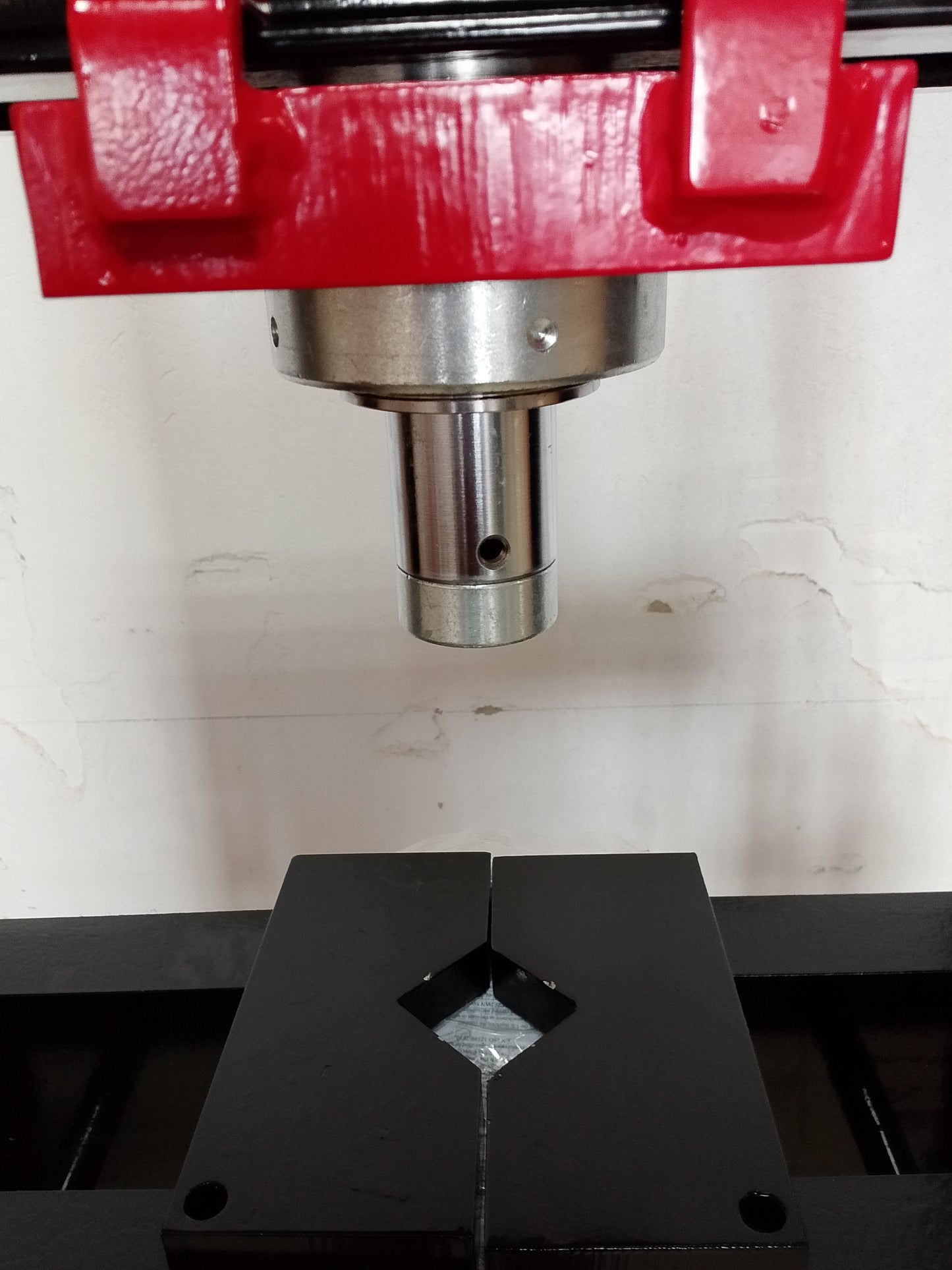 Pressa idraulica da 20 tonnellate, pistone mobile e pompa a 2 velocità.