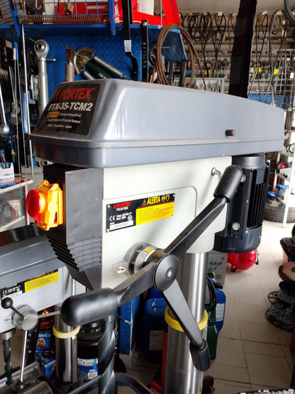 Trapano a colonna con trasmissione a cinghia