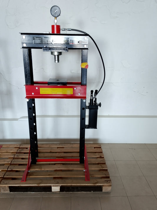 Pressa idraulica da 30 tonnellate, pistone mobile e pompa a 2 velocità.