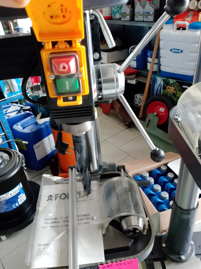 Trapano da banco a colonna con trasmissione a cinghia