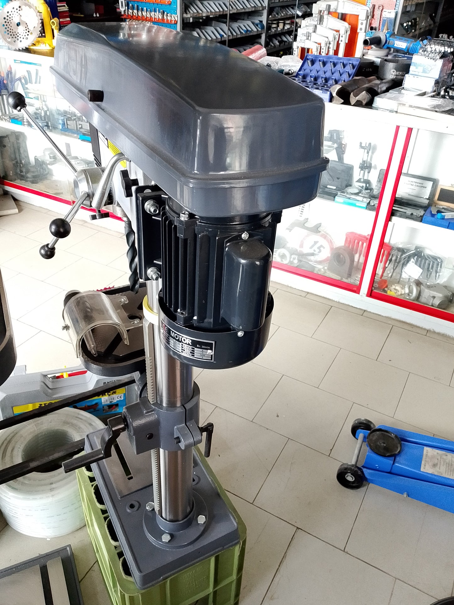 Trapano da banco a colonna con trasmissione a cinghia