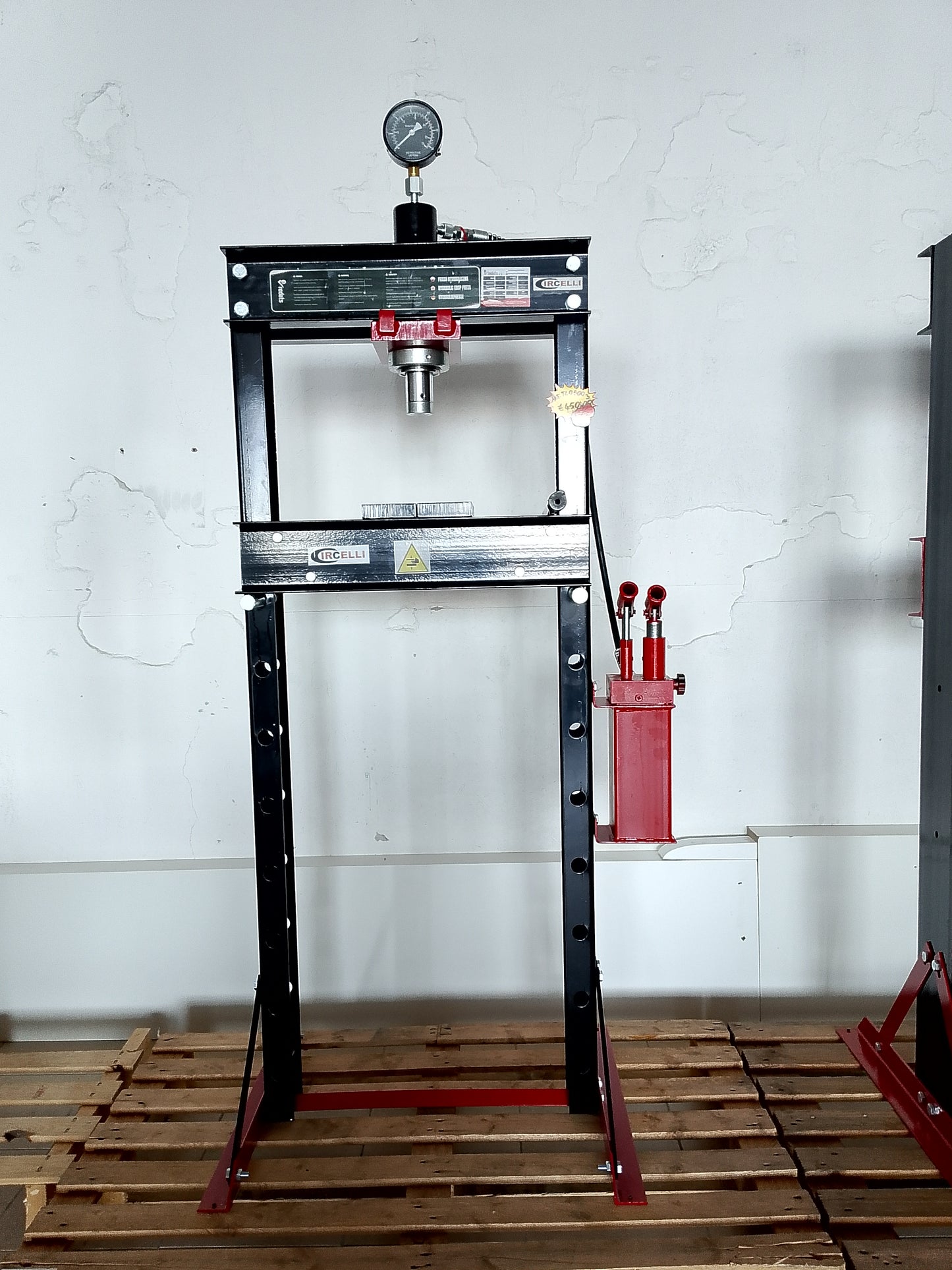 Pressa idraulica da 20 tonnellate, pistone mobile e pompa a 2 velocità.