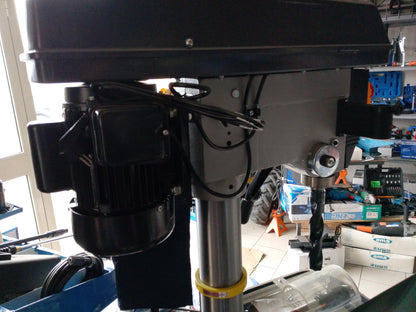 Trapano a colonna con trasmissione a cinghia