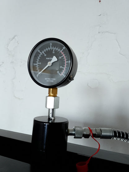 Pressa idraulica da 20 tonnellate, pistone mobile e pompa a 2 velocità.