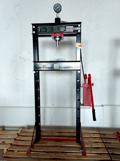 Pressa idraulica da 20 tonnellate, pistone mobile e pompa a 2 velocità.