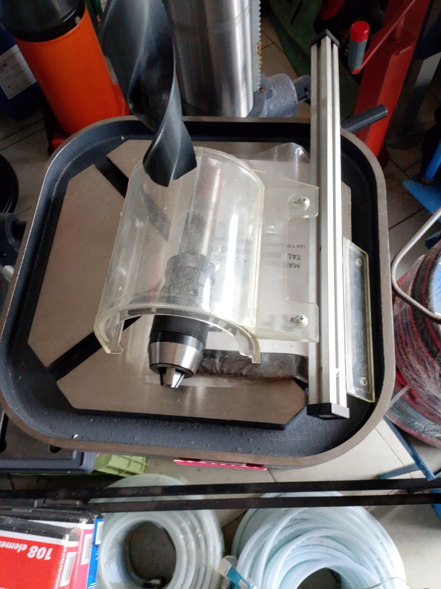 Trapano a colonna con trasmissione a cinghia