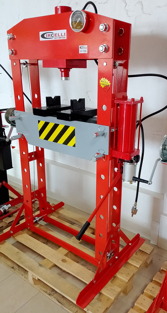 Pressa idraulica da 50 tonnellate.