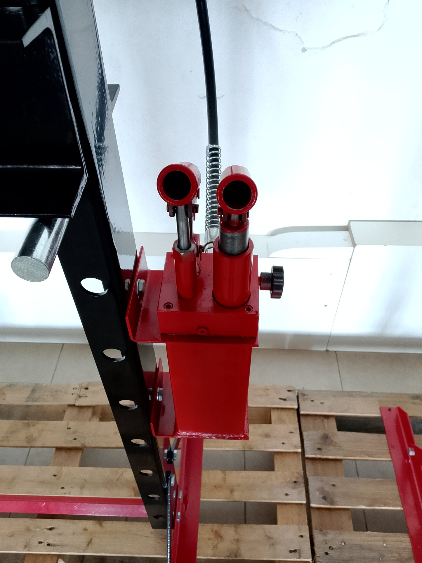 Pressa idraulica da 20 tonnellate, pistone mobile e pompa a 2 velocità.