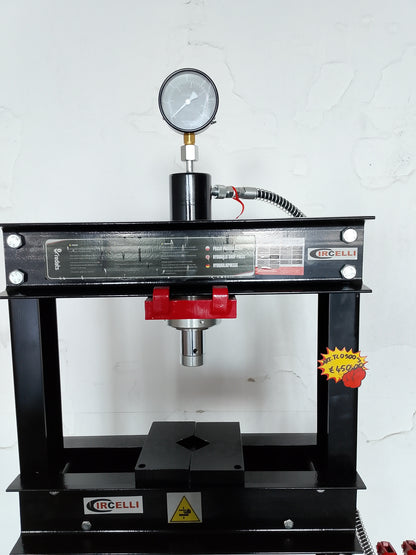 Pressa idraulica da 20 tonnellate, pistone mobile e pompa a 2 velocità.